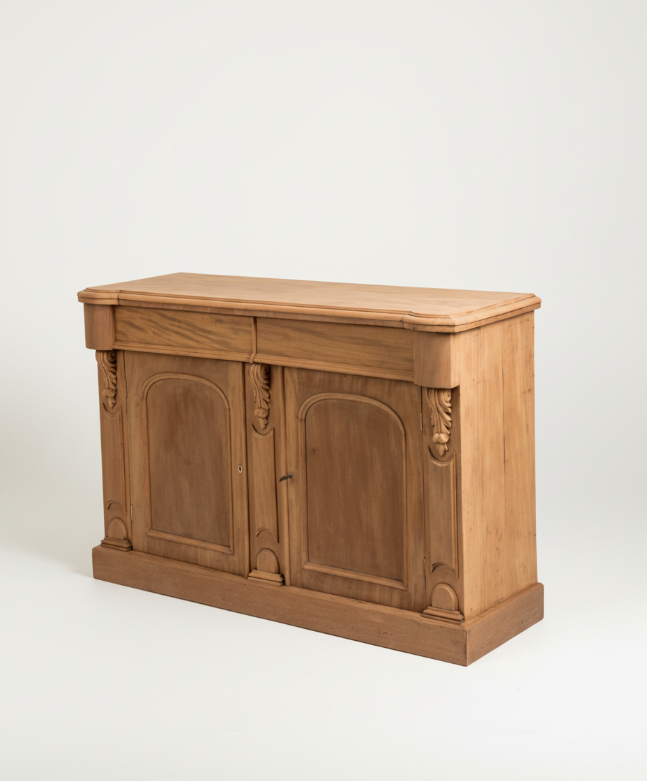 Aparador de estilo neoclásico