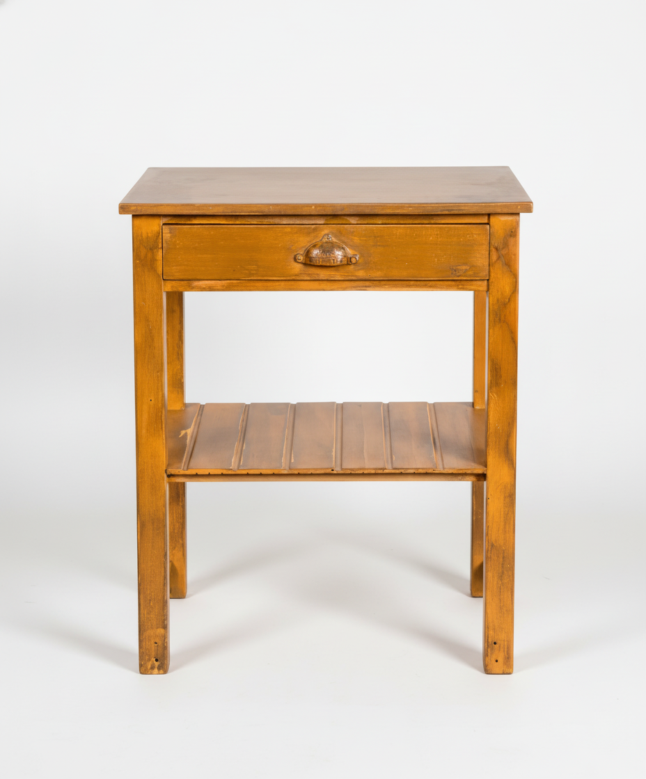 mesa auxiliar de madera restaurada vista frontal