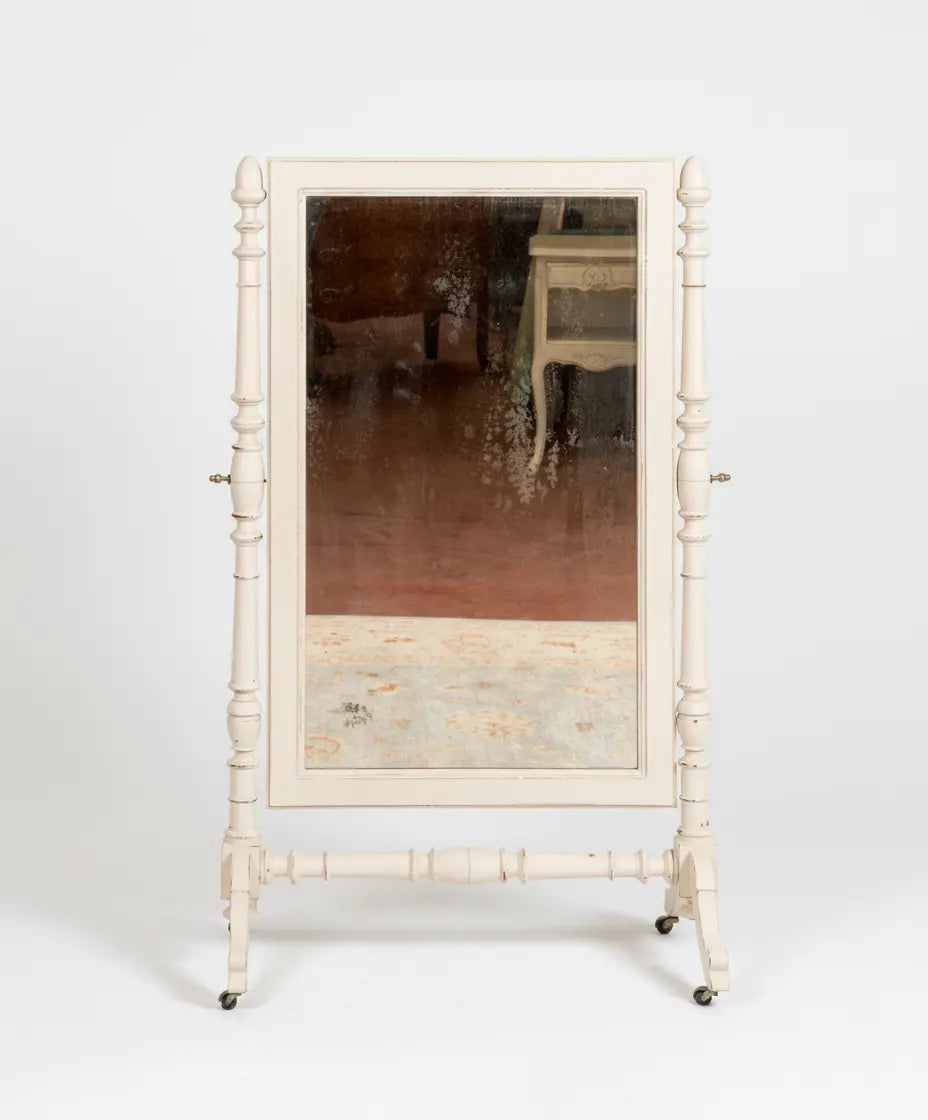 Detalle frontal del espejo antiguo mostrando la pátina y manchas de envejecimiento en el cristal