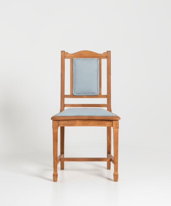 silla de madera con tapizado en azul