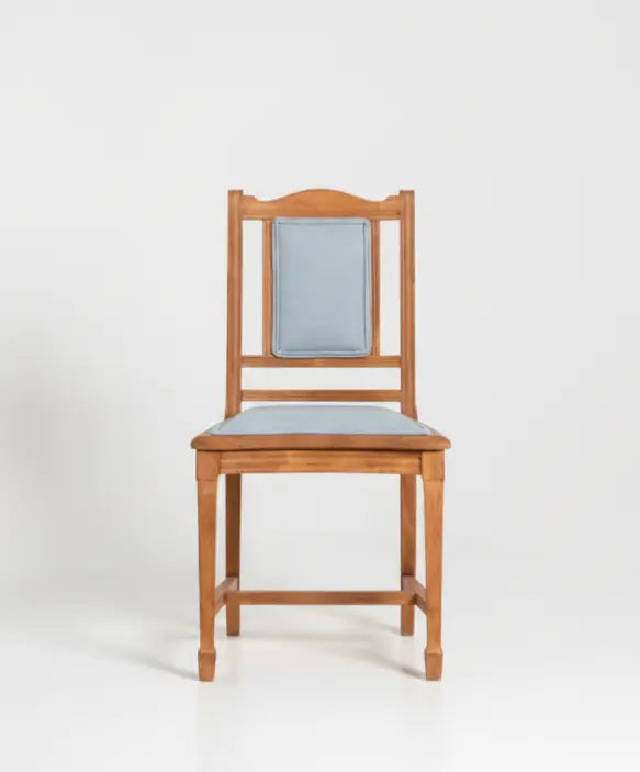 silla de madera con tapizado en azul