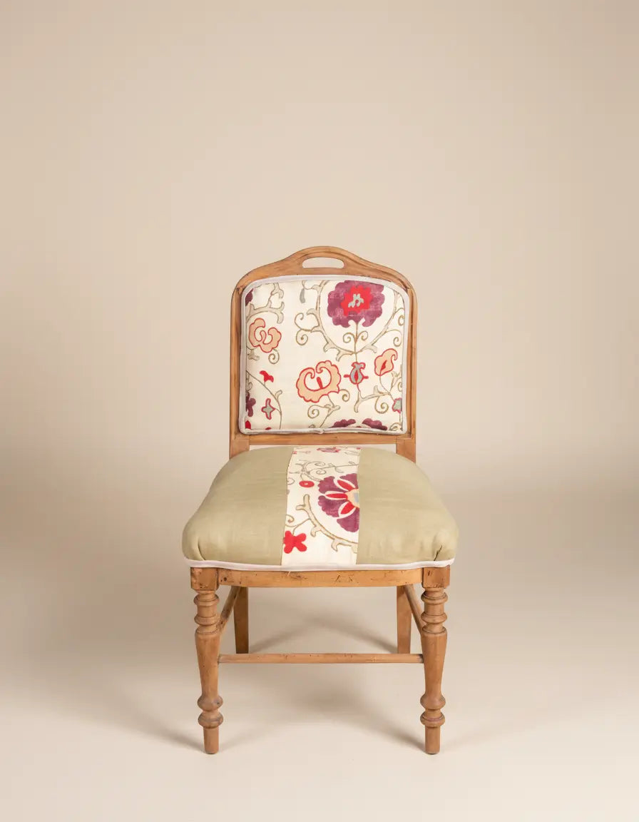 silla antigua de madera frontal
