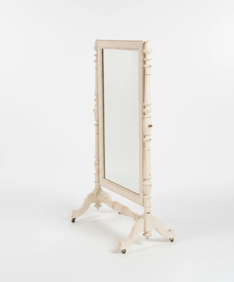 Vista lateral del espejo de pie mostrando las columnas torneadas y el mecanismo basculante