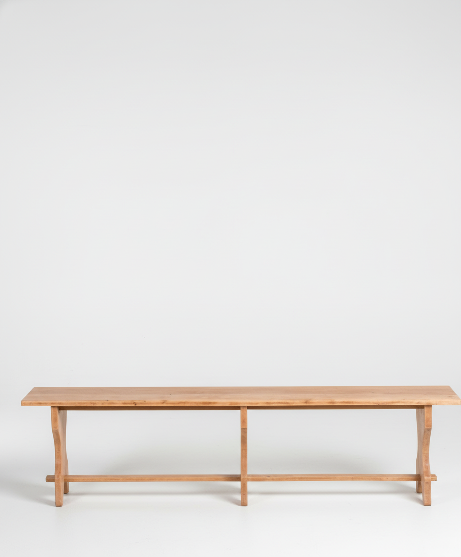 banco antiguo de madera vista frontal