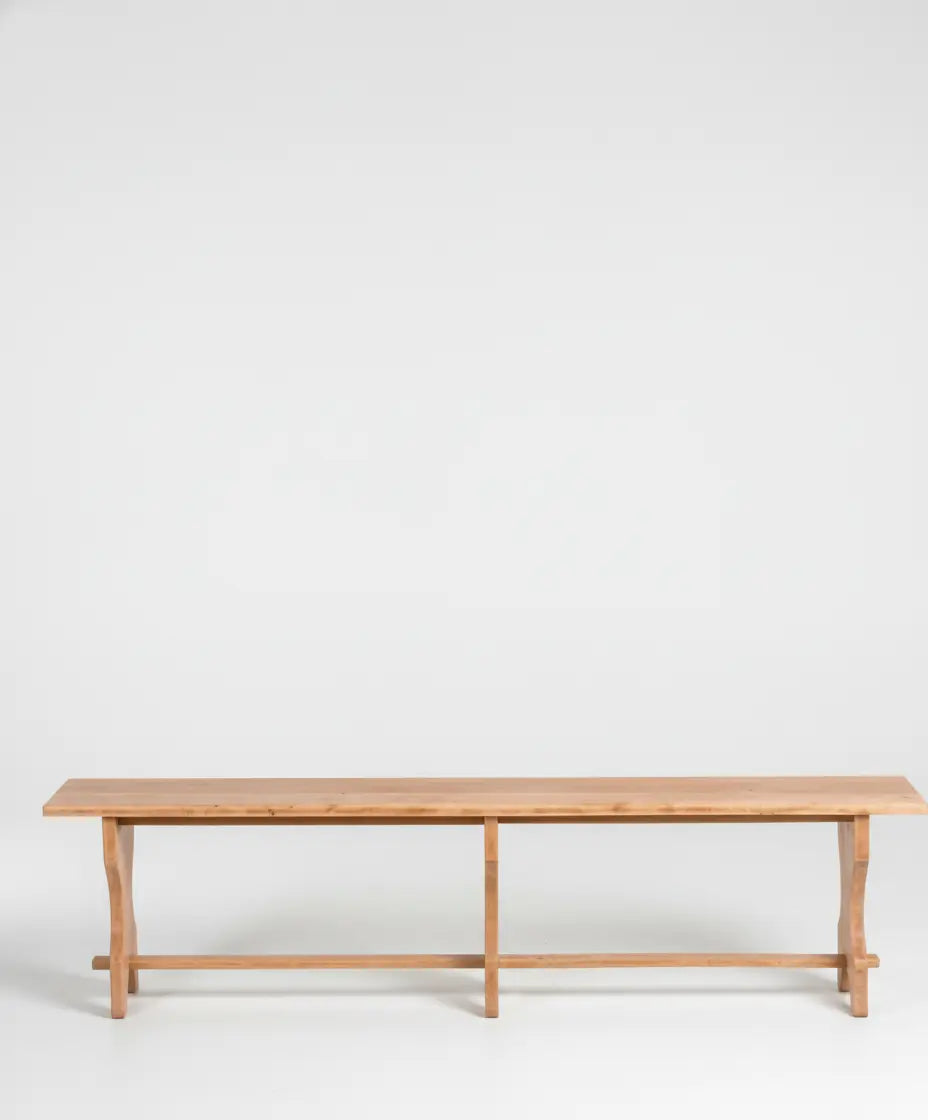 banco antiguo de madera vista frontal