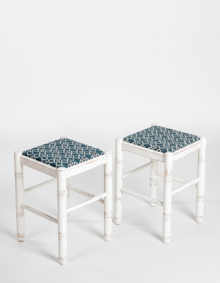 taburetes blancos de madera