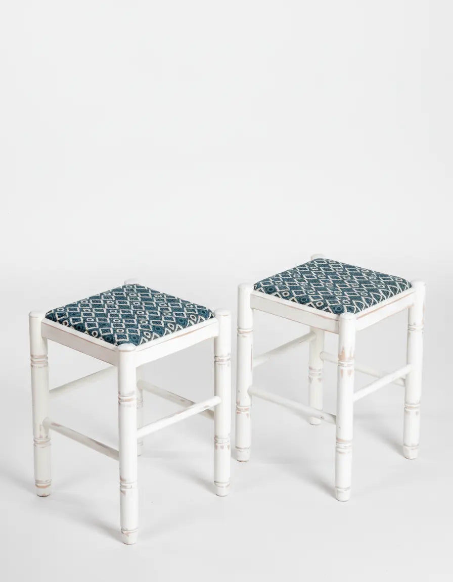 taburetes blancos de madera