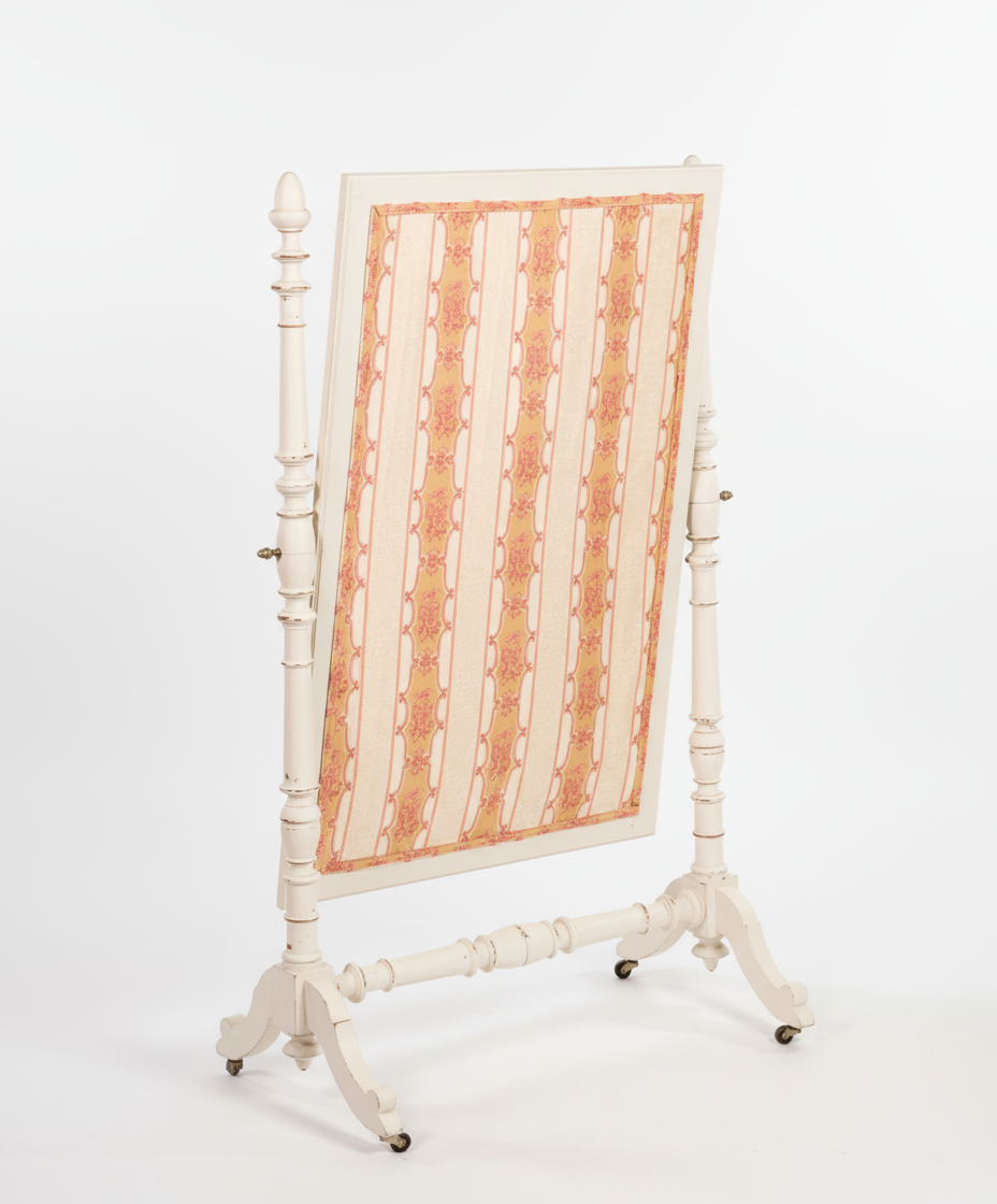 Parte trasera del espejo de pie forrada con tela vintage de rayas y flores rosas
