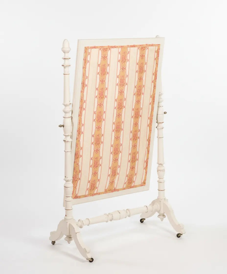 Parte trasera del espejo de pie forrada con tela vintage de rayas y flores rosas