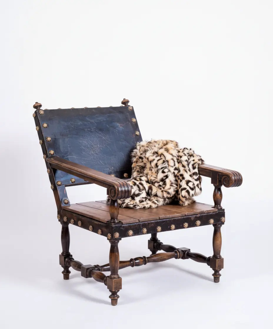 Sillón antiguo de madera y cuero Antique arte y decoracion