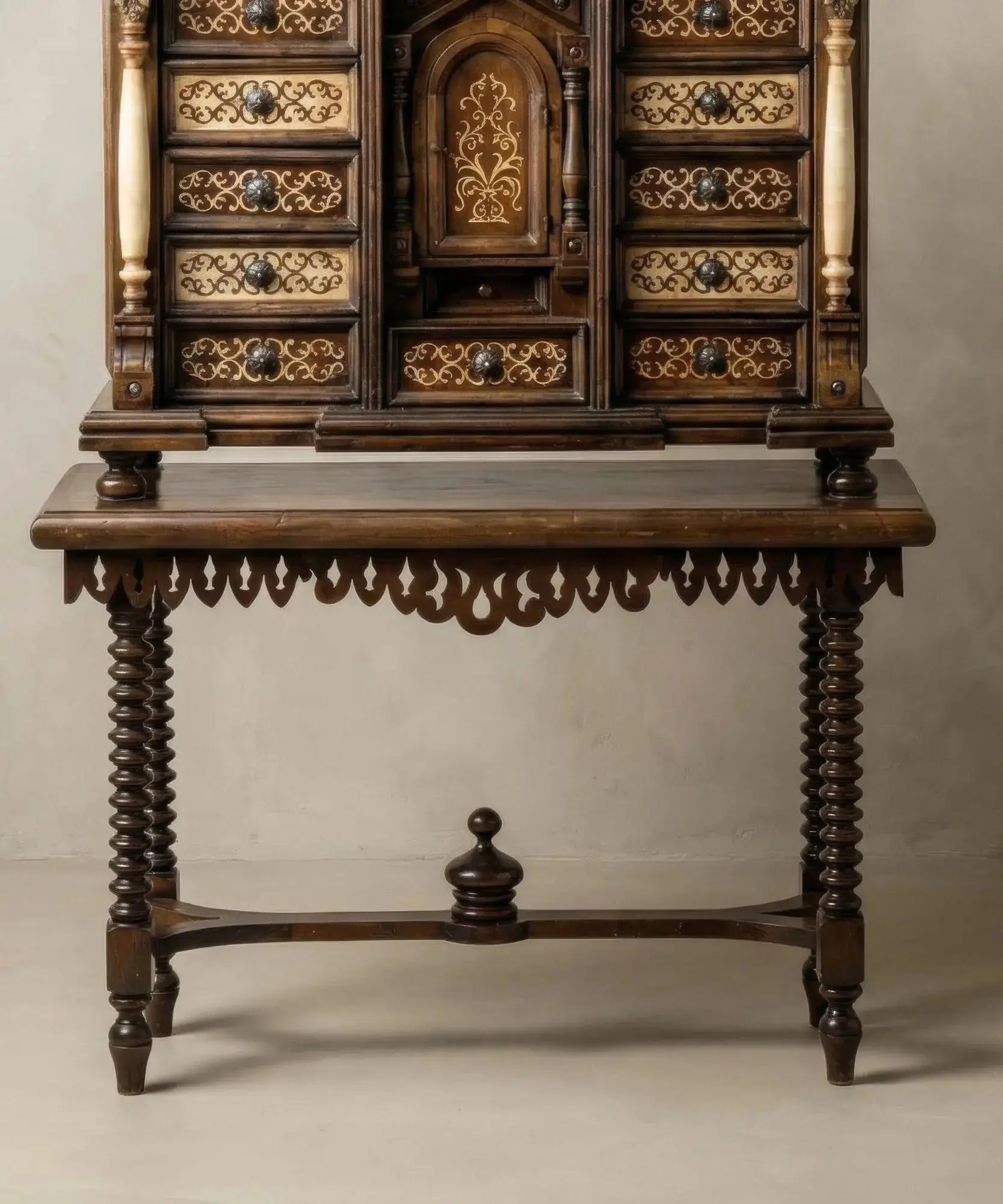Bargueño papelera en Madera de Nogal y Taracea (Estilo Renacentista Español) Antique arte y decoracion
