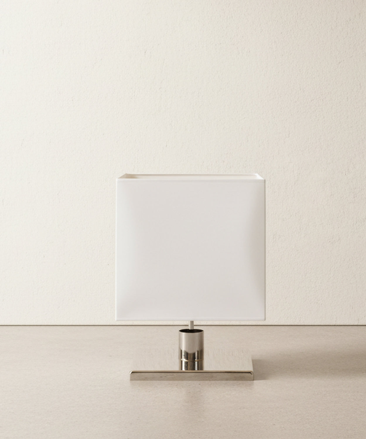 Lámpara de sobremesa de diseño minimalista con pantalla cúbica blanca y base de cromo pulido vista frontal.
