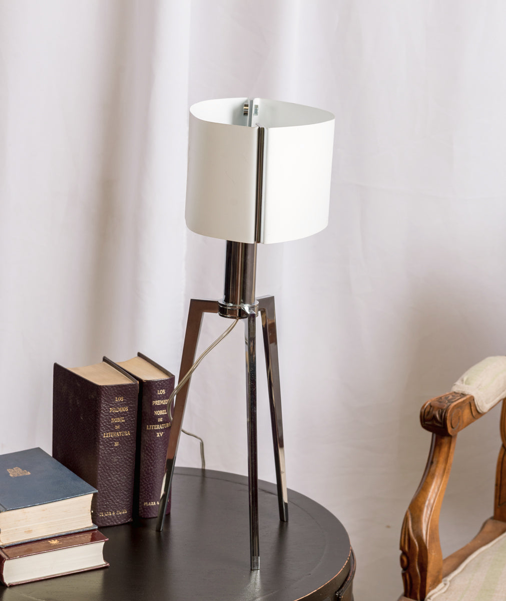 Tripod table lamp
