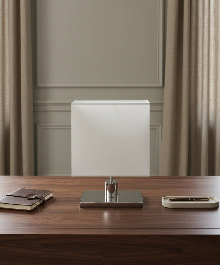 Lámpara ejecutiva minimalista sobre escritorio de madera noble con accesorios de papelería de lujo.