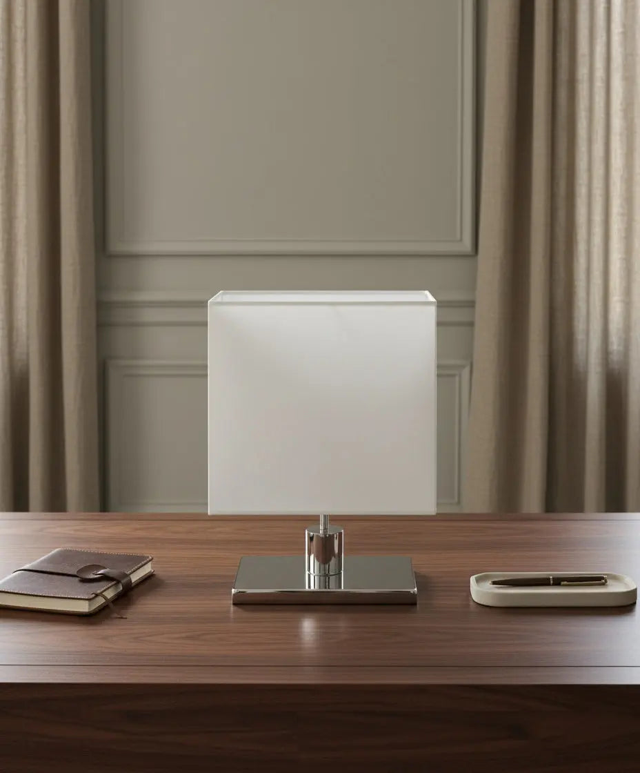 Lámpara ejecutiva minimalista sobre escritorio de madera noble con accesorios de papelería de lujo.