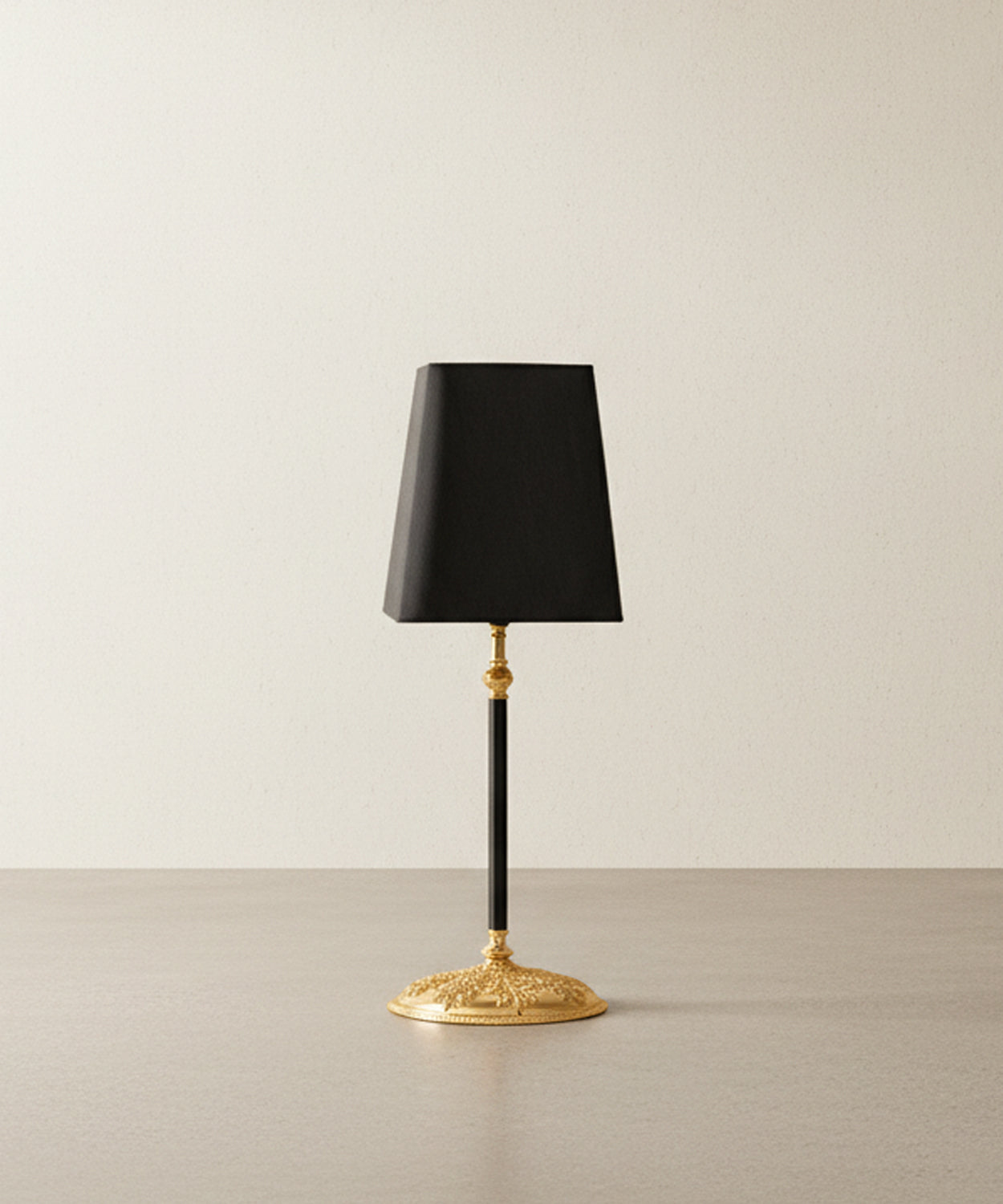 Lámpara de sobremesa en latón dorado y negro