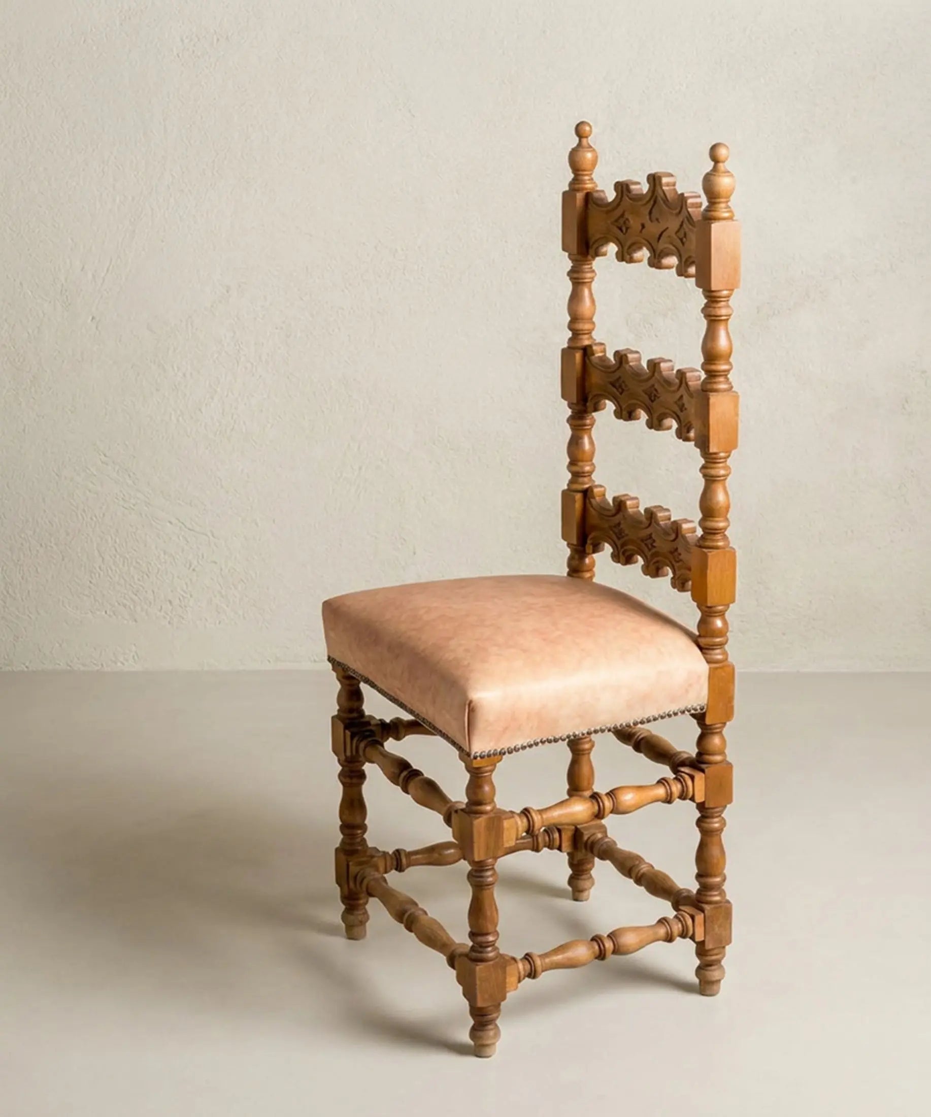 Silla castellana antigua respaldo calado vista lateral derecha fustes torneados — Antique Arte y Decoración