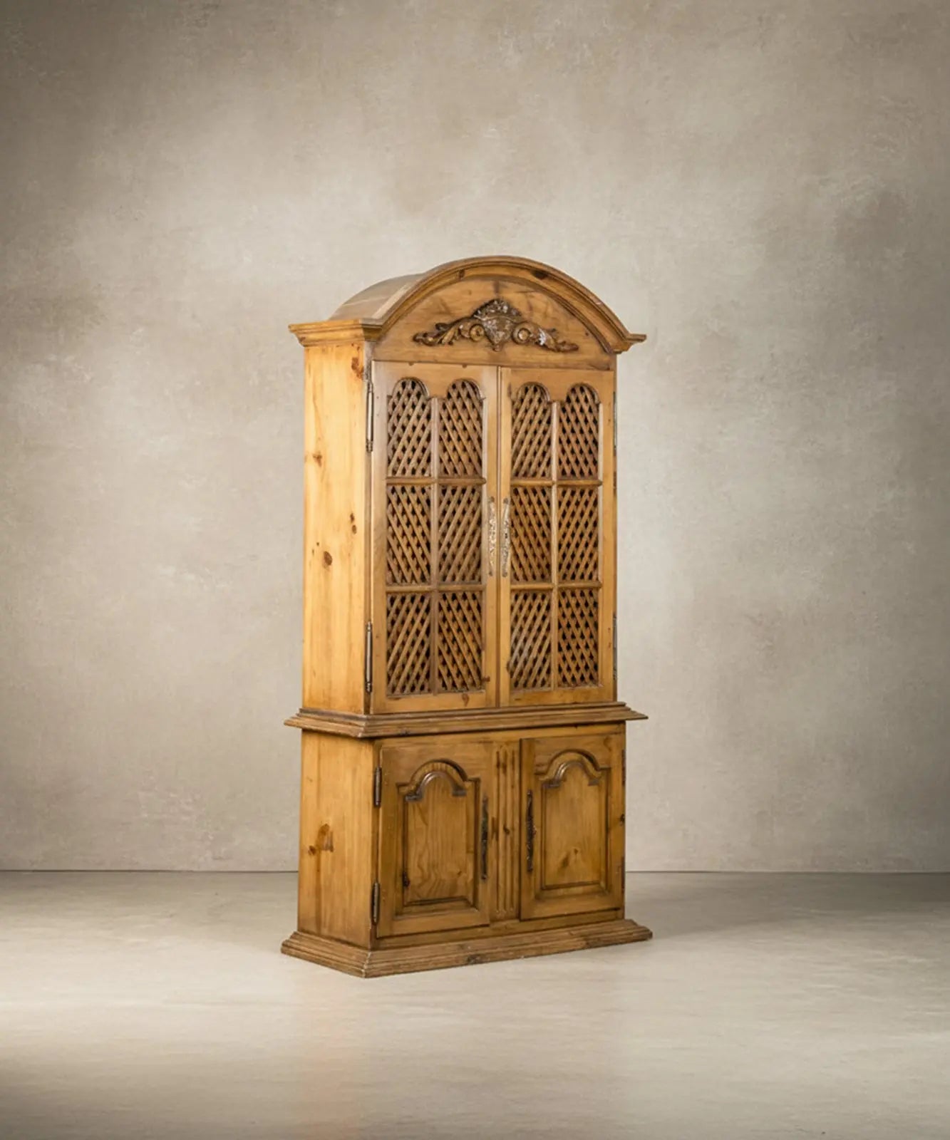 Alacena rústica de pino con puertas de celosía y copete tallado