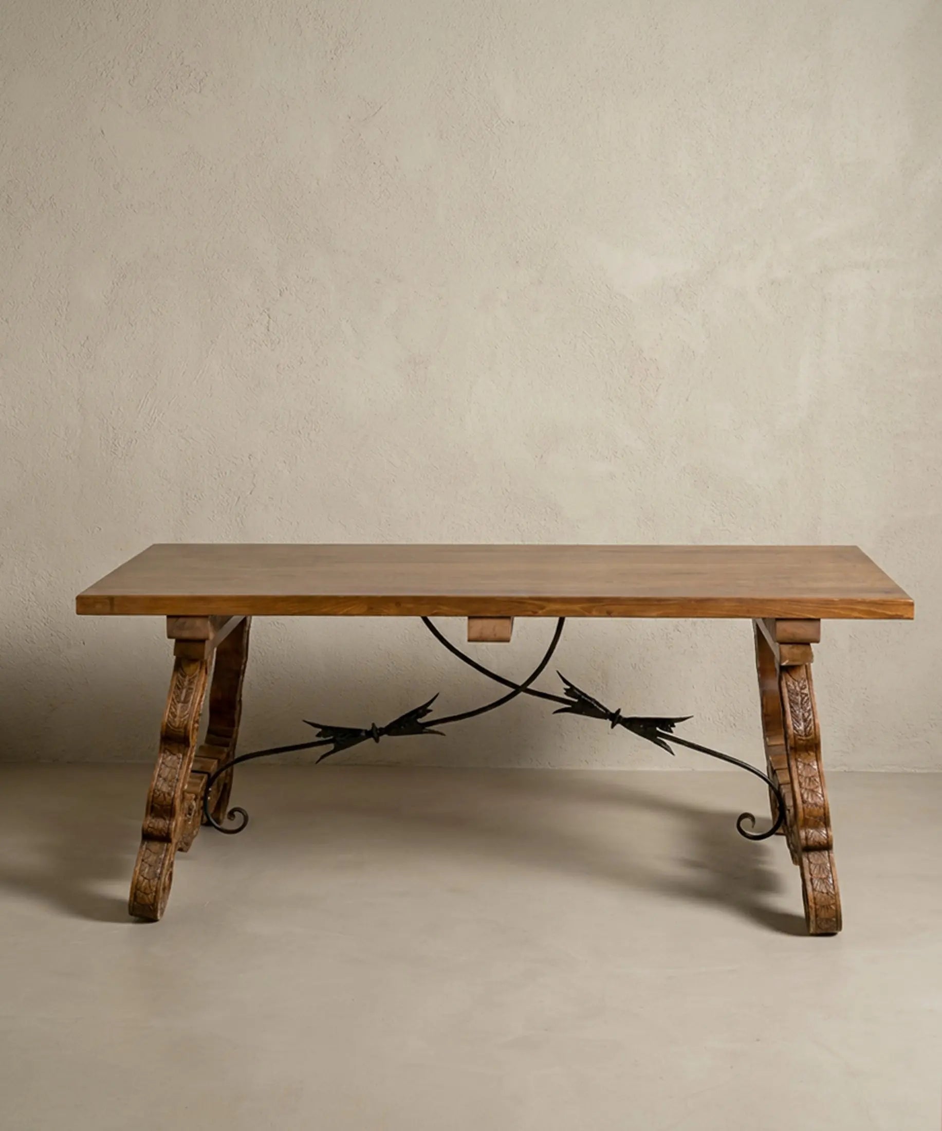 Mesa de Comedor Castellana de Lira con Herraje de Hierro Forjado