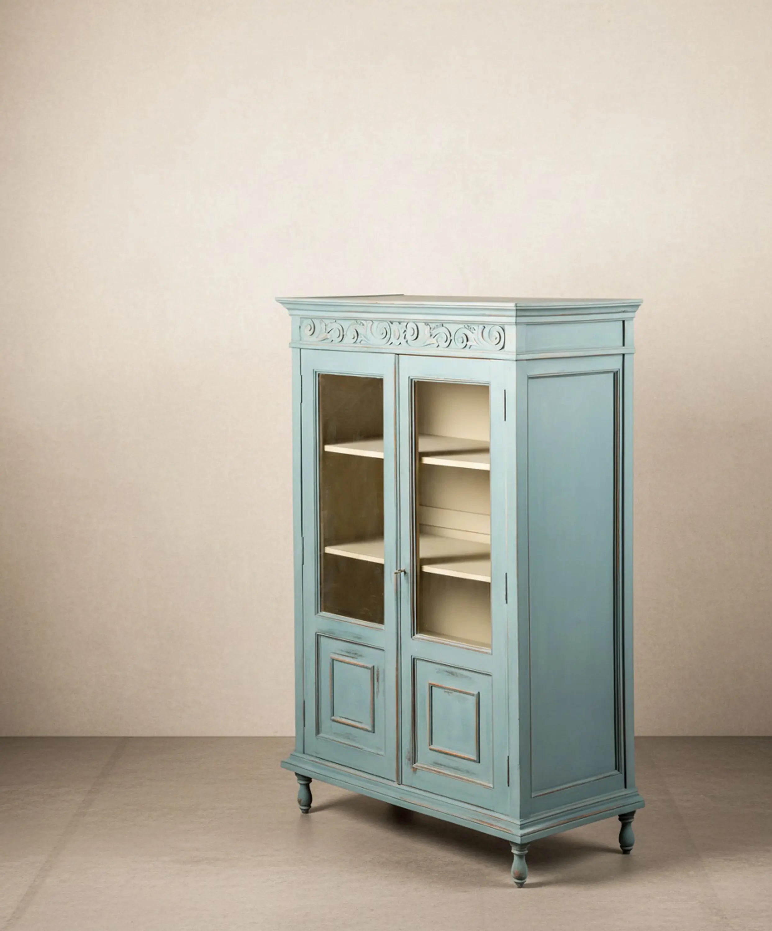 Alacena shabby chic azul con acabado decapado artesanal vista de perfil.