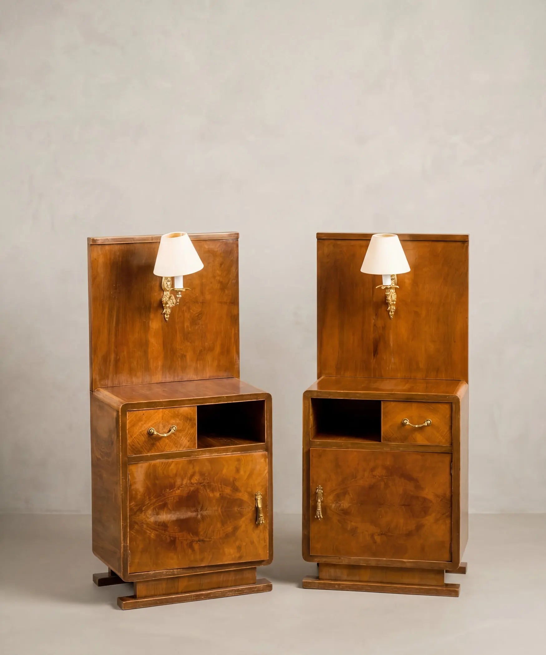 Pareja de mesitas de noche Art Decó vintage de madera de raíz con lámparas integradas.