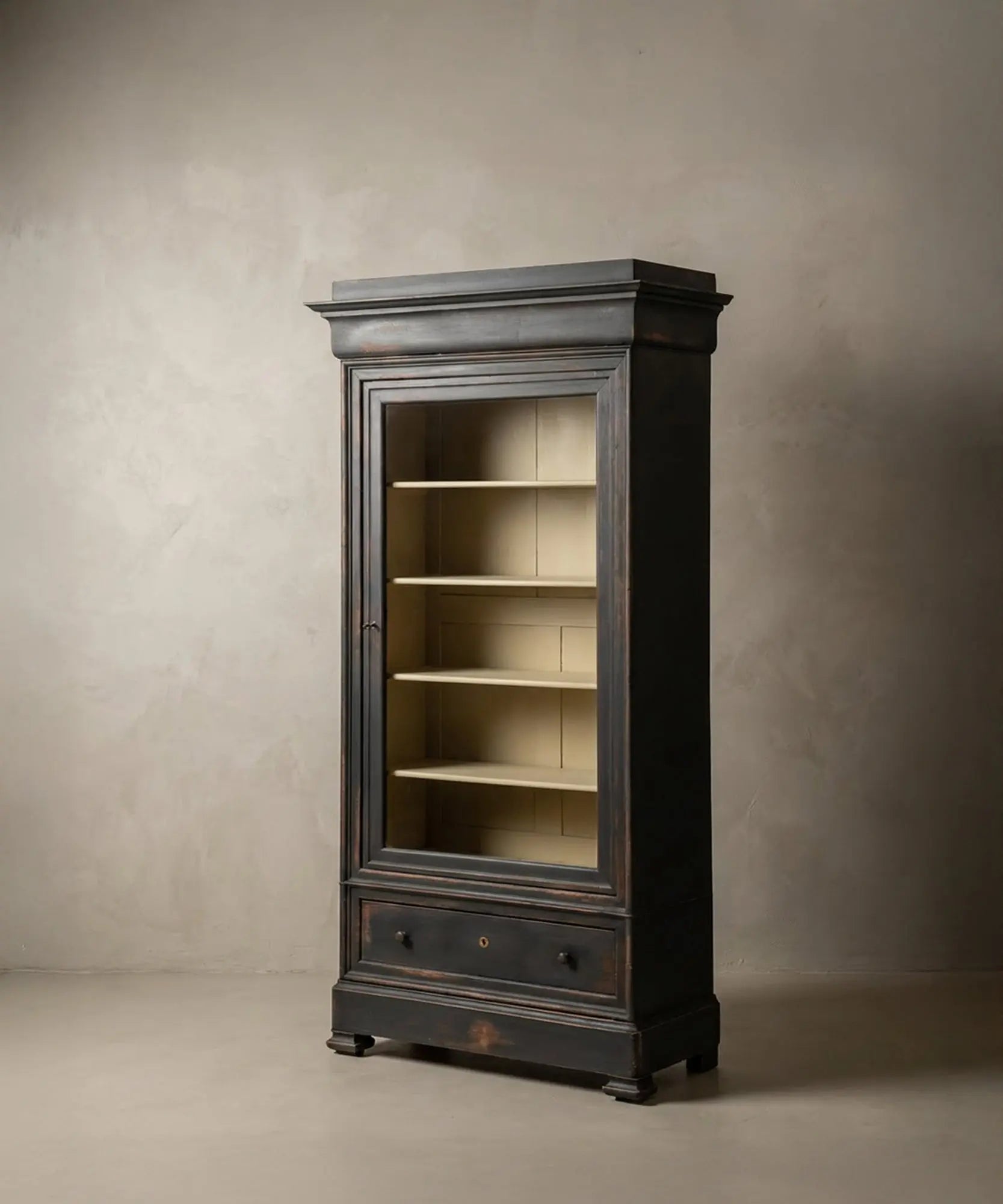 Vitrina antigua restaurada de estilo neoclásico