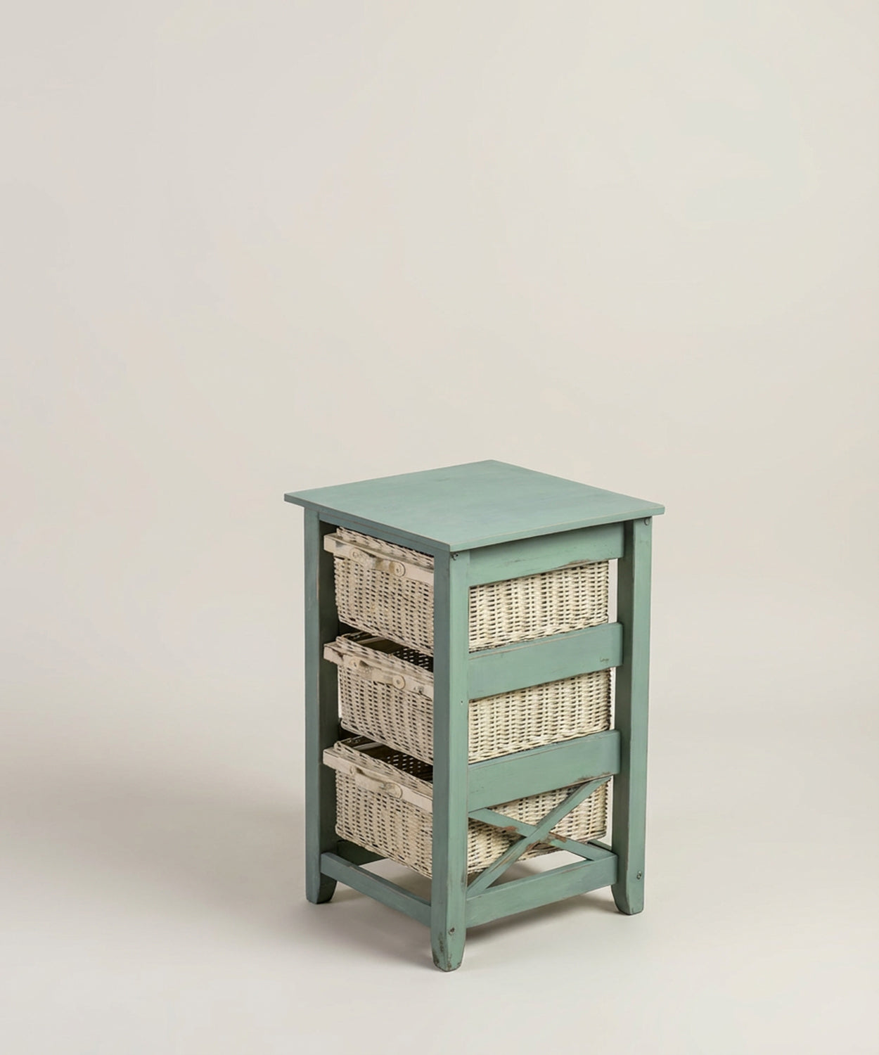 Vista en ángulo derecho mostrando la estructura lateral en X y los tres cajones de mimbre