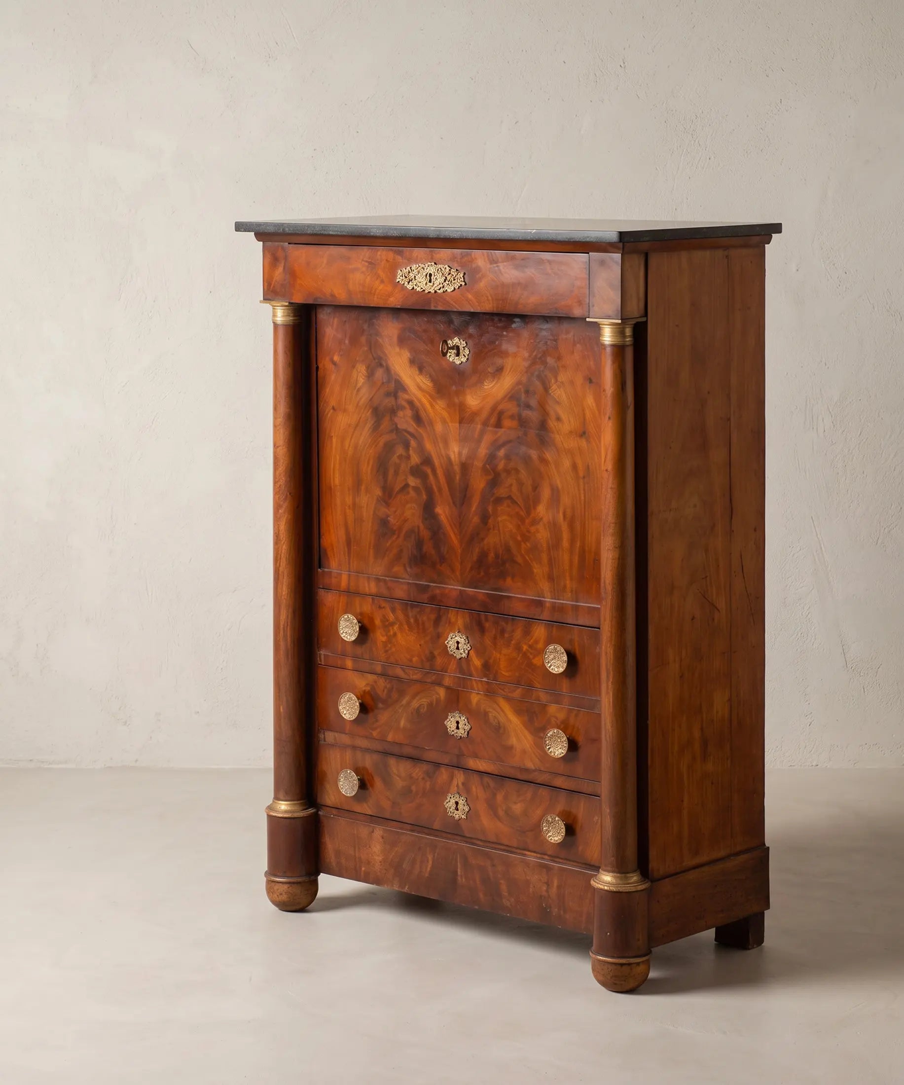 Secreter antiguo con tres cajones inferiores abiertos vista lateral — Antique Arte y Decoración