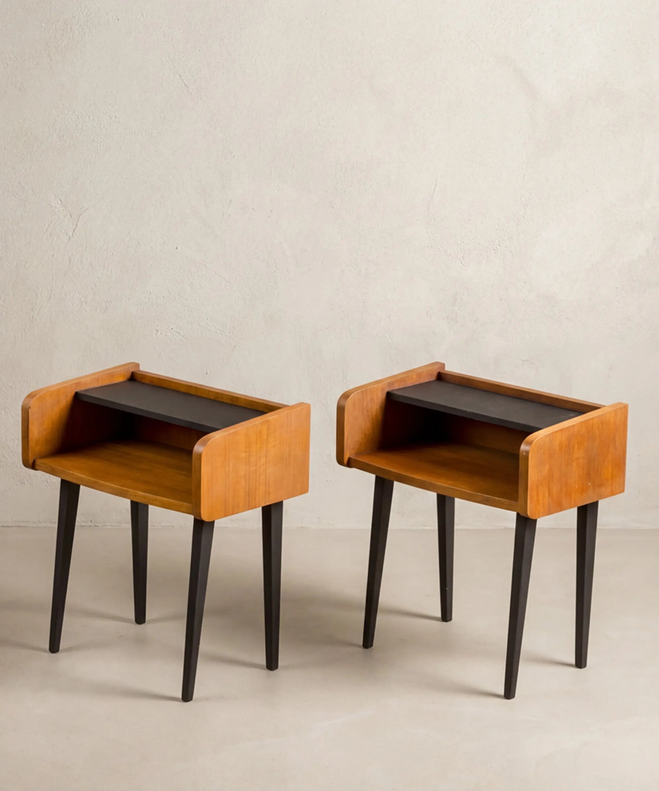 Dúo de mesas retro restauradas estilo Mid Century Modern para dormitorio actual.