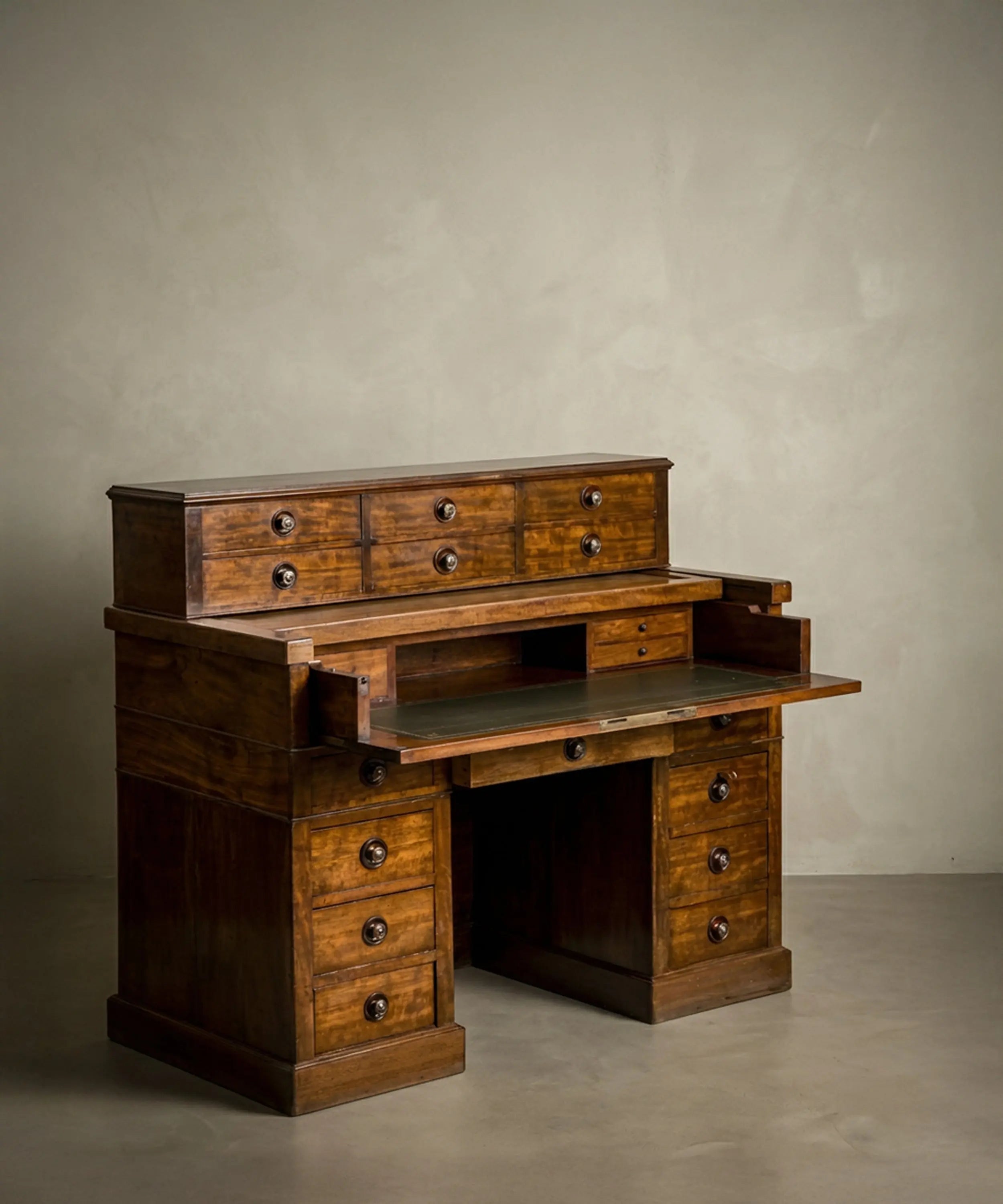 Gran escritorio antiguo de doble pedestal en nogal con gradilla y tapa extensible