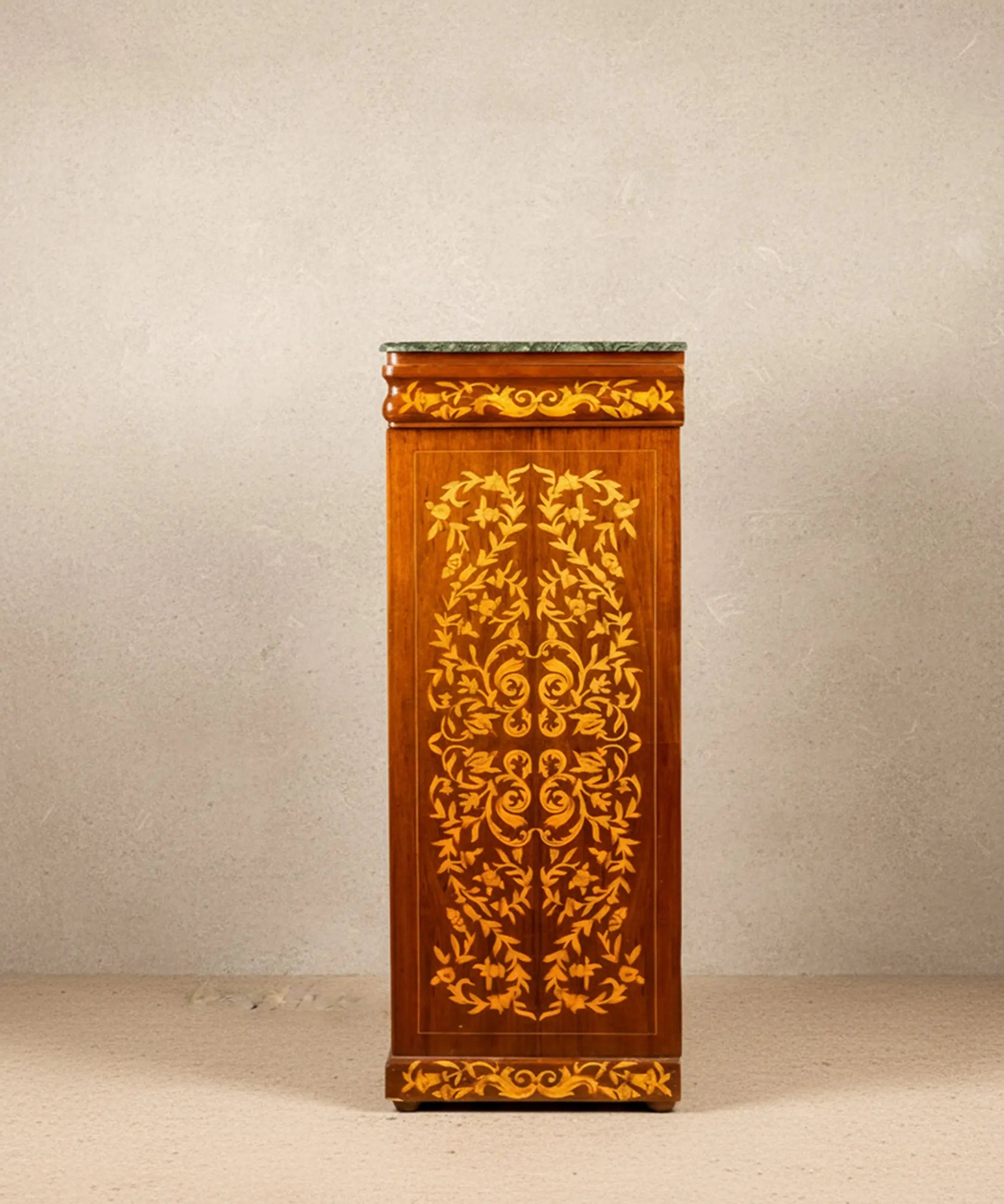 Secreter con marquetería floral y tapa de mármol verde