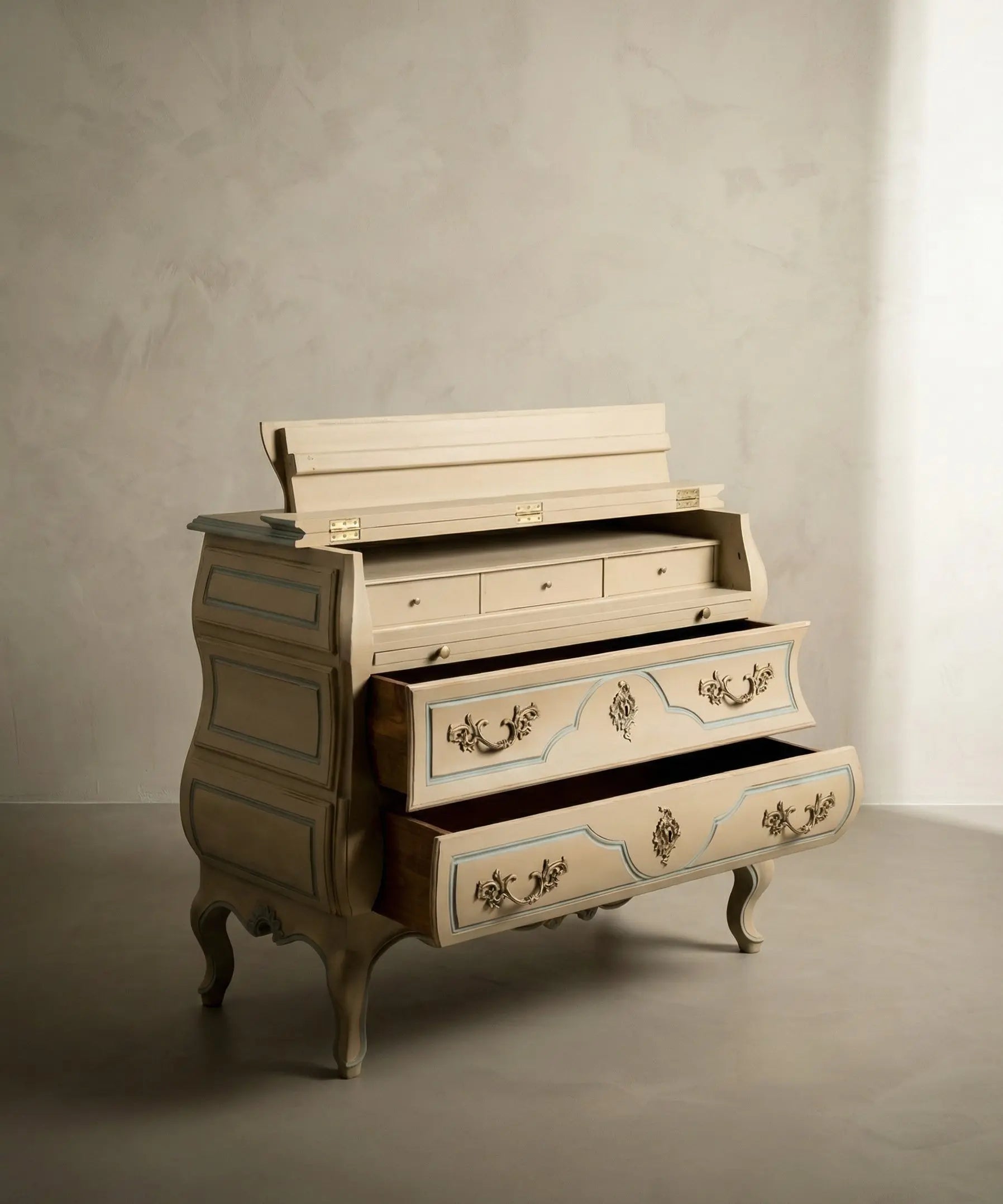: Cómoda secreter vintage abierta mostrando su interior de escritorio con cajoncitos y tapete de cuero.