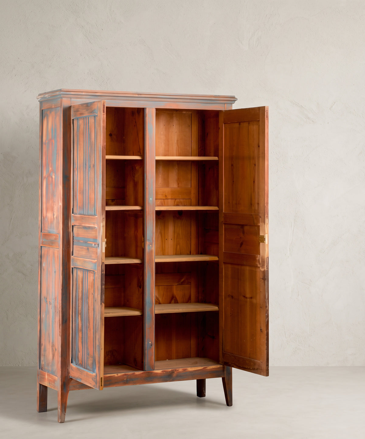 Interior armario vintage de pino con ocho baldas y puertas abiertas — Antique Arte y Decoración