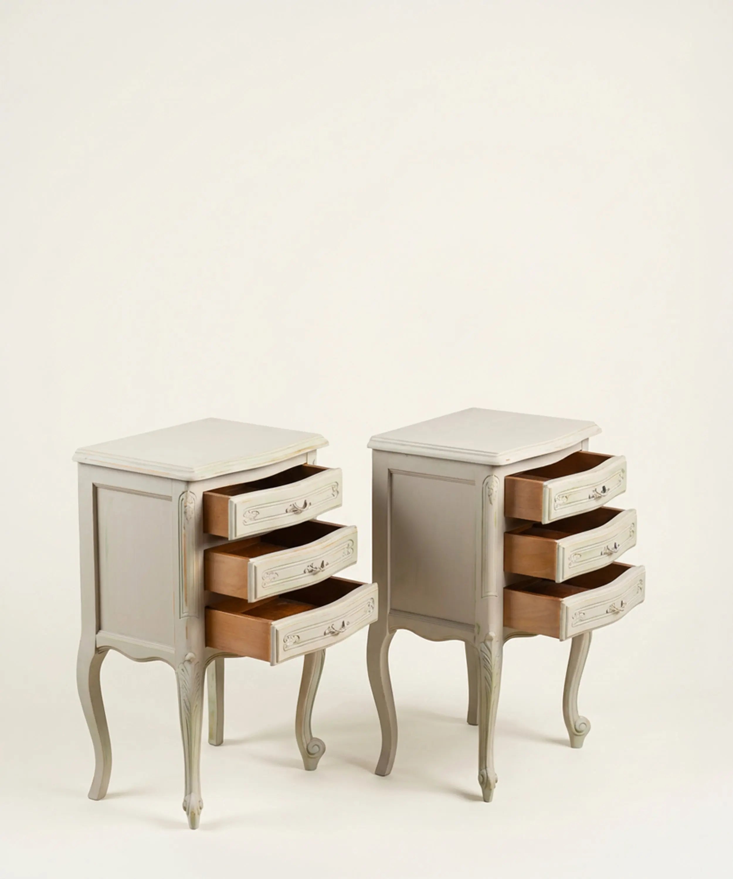 Pareja de mesitas de noche de estilo provenzal en gris envejecido