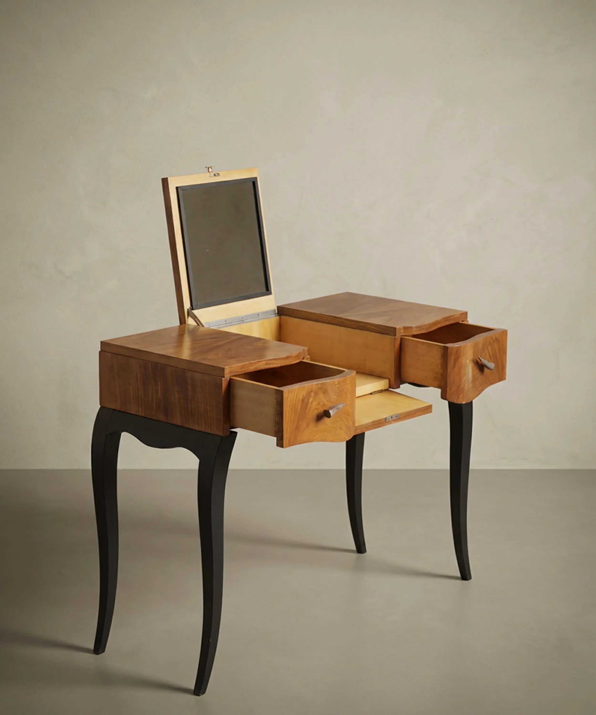 Tocador en nogal con espejo abatible y patas negras