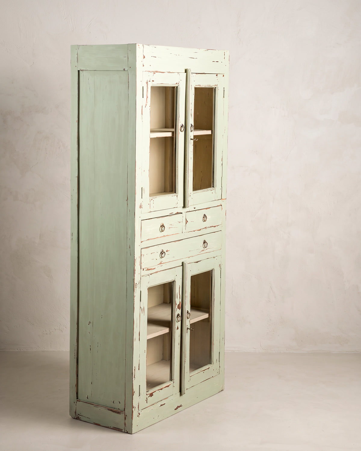 Alacena vitrina verde decapé vista lateral izquierda con costado de paneles — Antique Arte y Decoración
