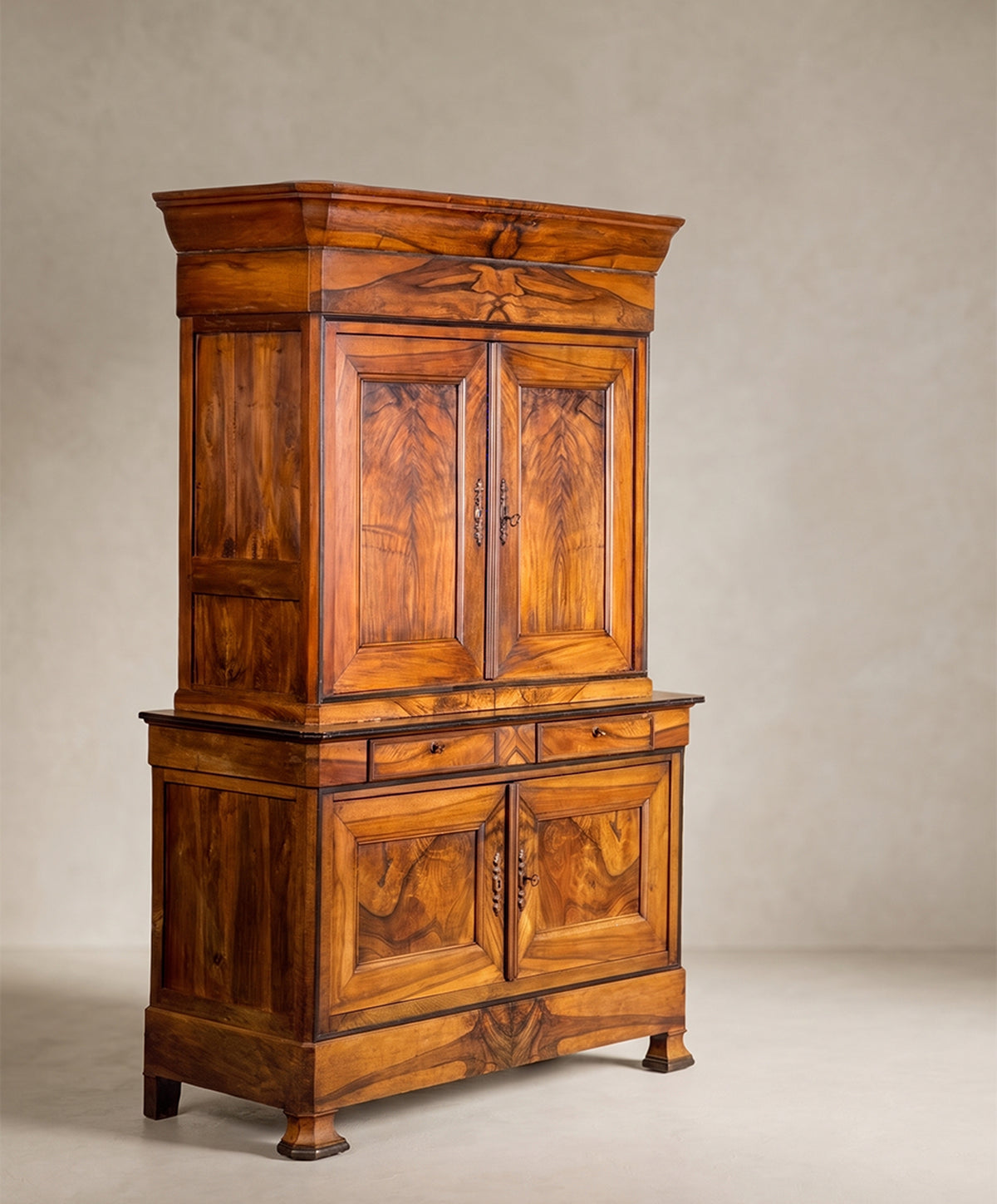 Aparador Luis Felipe vista lateral, costado de nogal en panel y pies facetados — Antique Arte y Decoración