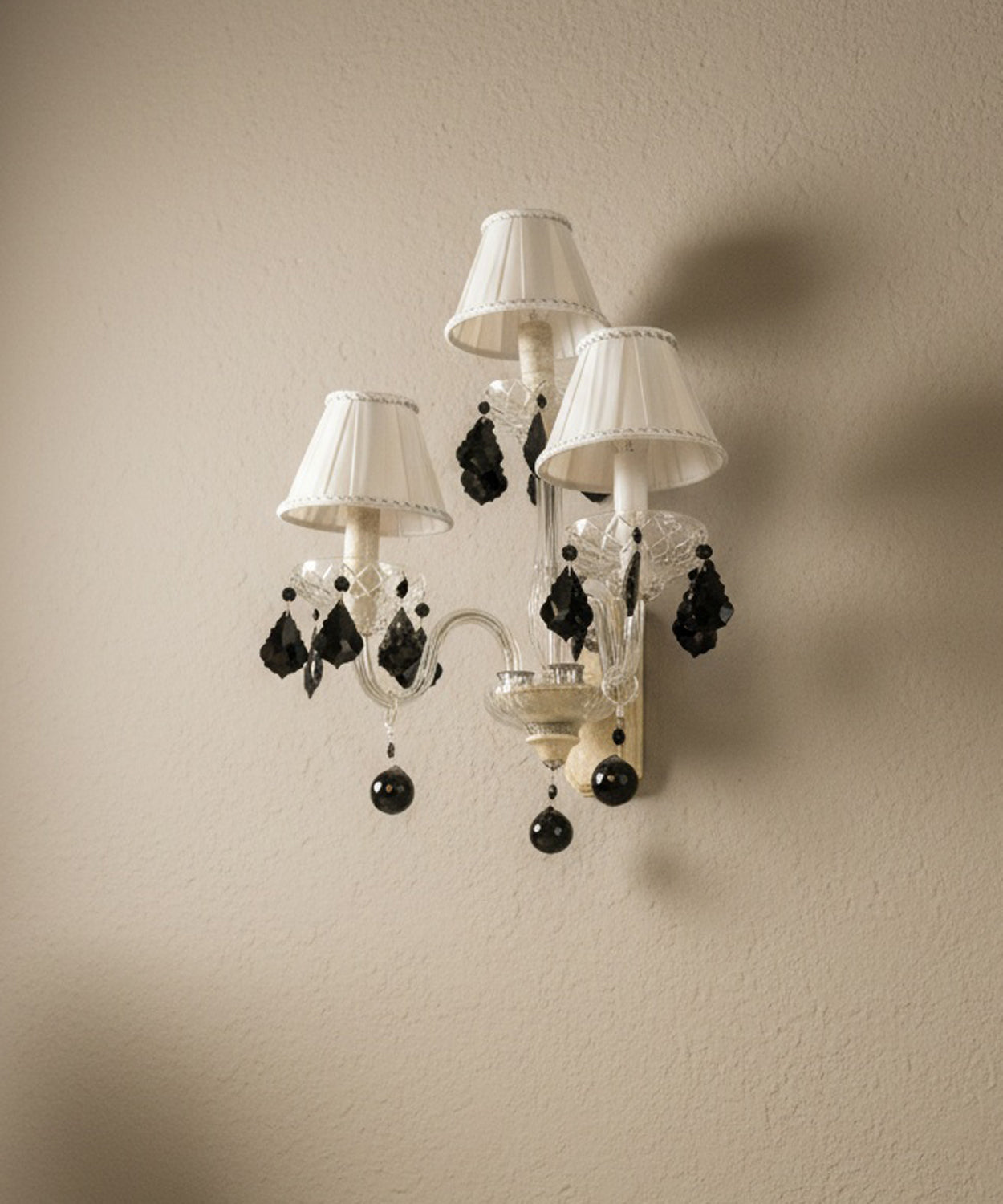 Vista en ángulo del aplique donde se aprecia la transparencia del cristal y la calidad de las lágrimas tipo "jet black".