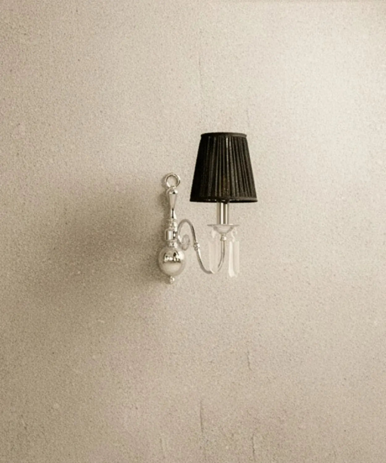 Vista de perfil de lámpara de pared con brazo curvo cromado y pantalla oscura.