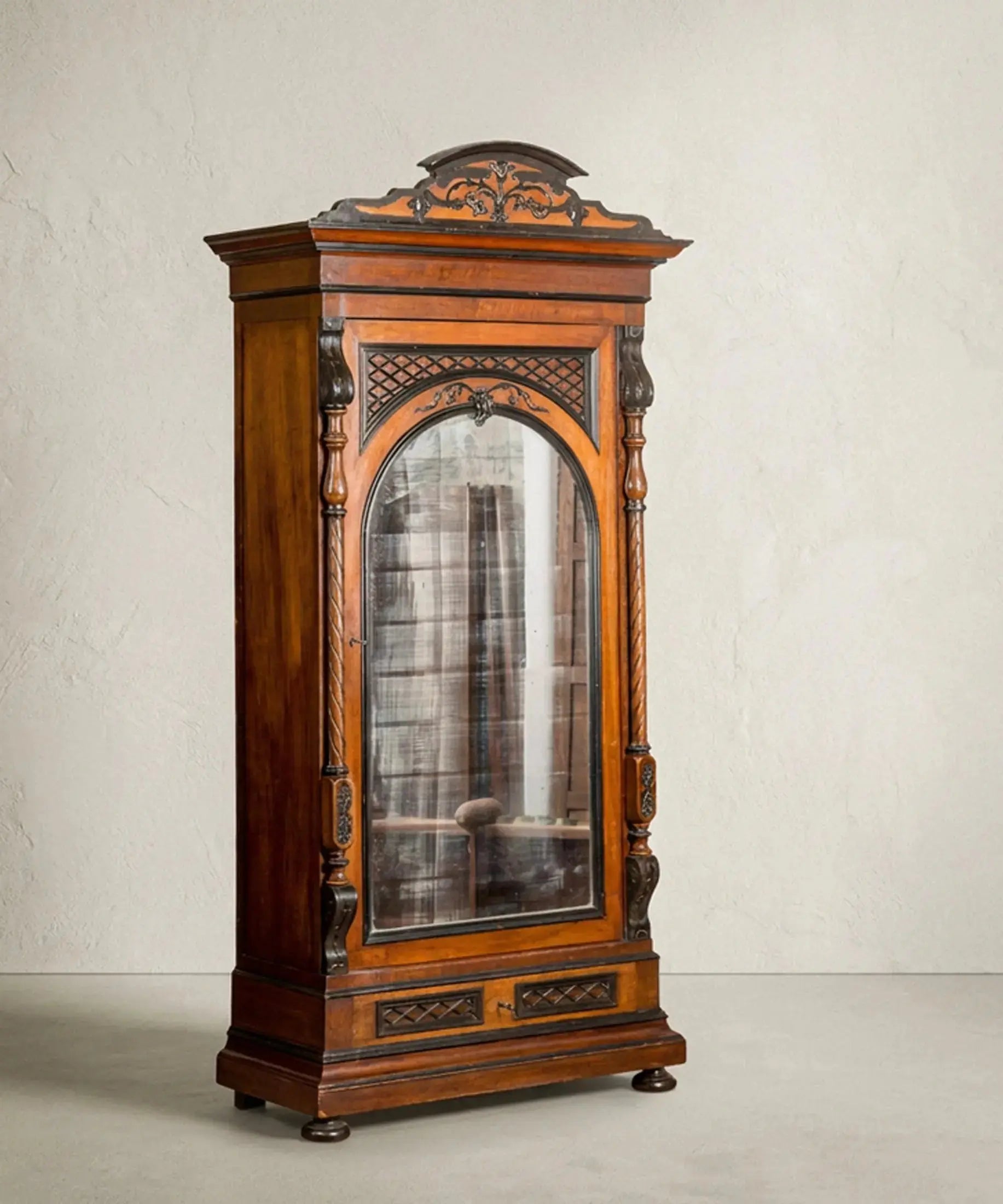 Armario antiguo con espejo perfil lateral y detalles ebonizados — Antique Arte y Decoración