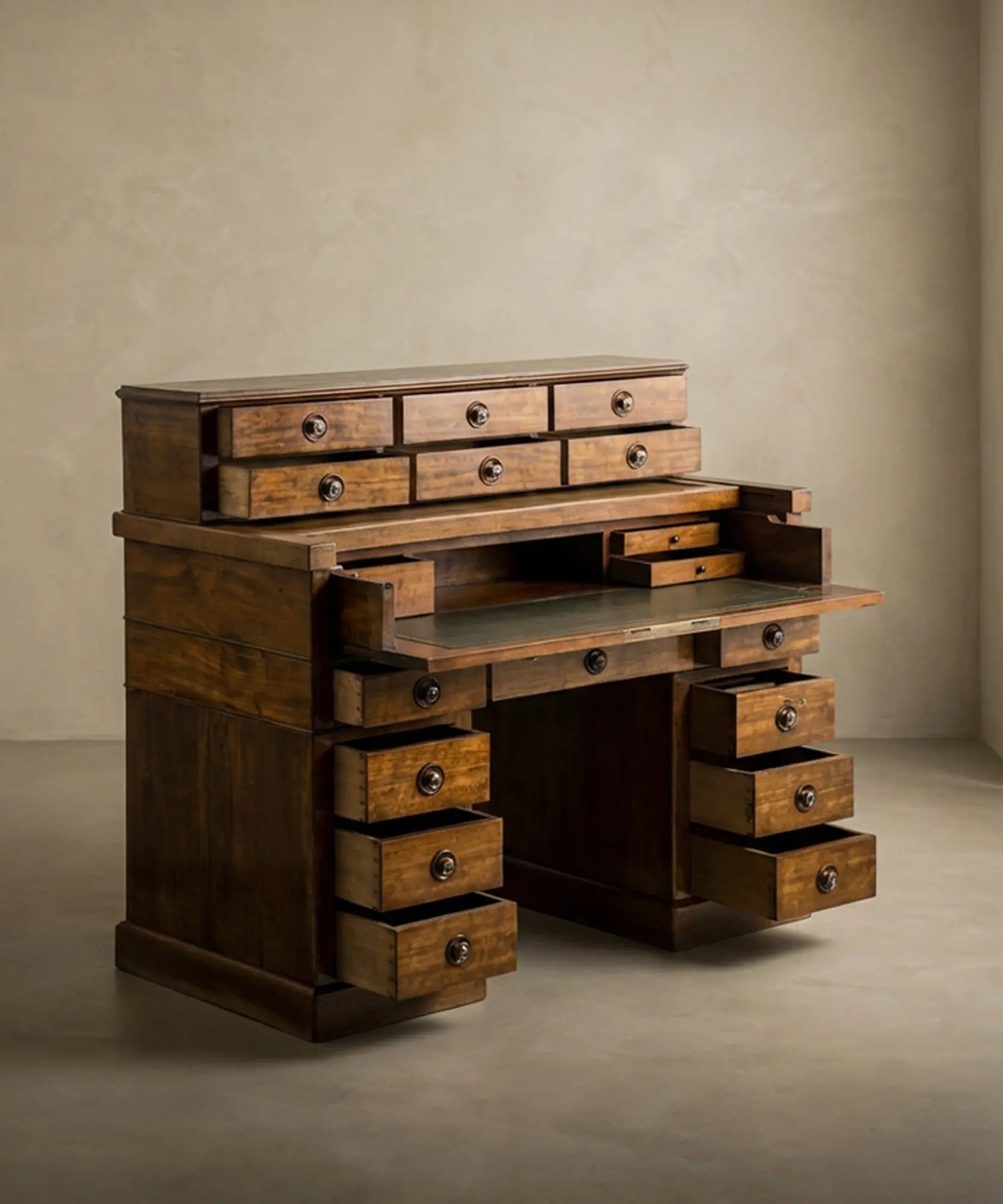 Gran escritorio antiguo de doble pedestal en nogal con gradilla y tapa extensible