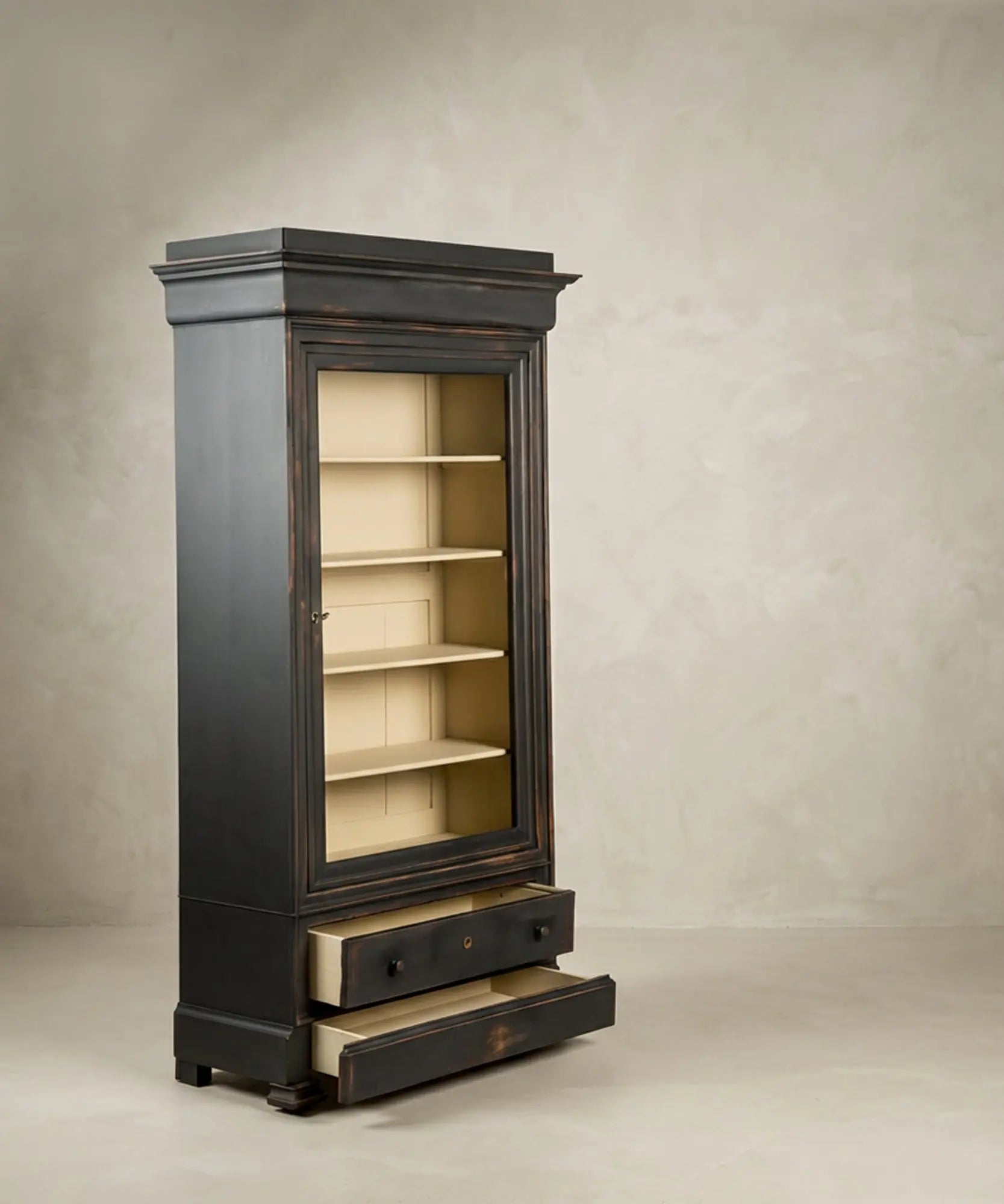 Vitrina Noir Classique con cajón inferior abierto, destacando la capacidad de almacenamiento y el acabado interior claro.