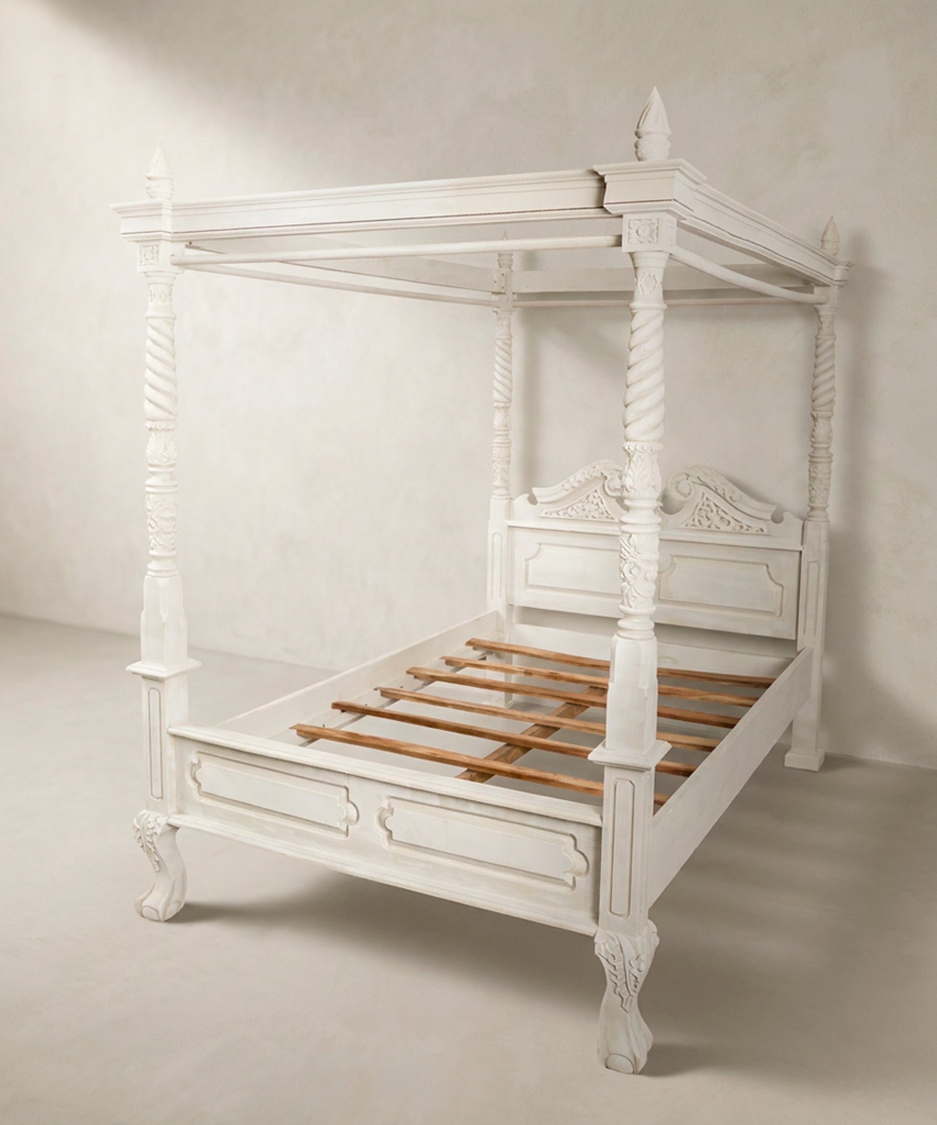 Cama con dosel de cuatro postes tallada en blanco decapado, vista en ángulo — Antique Arte y Decoración