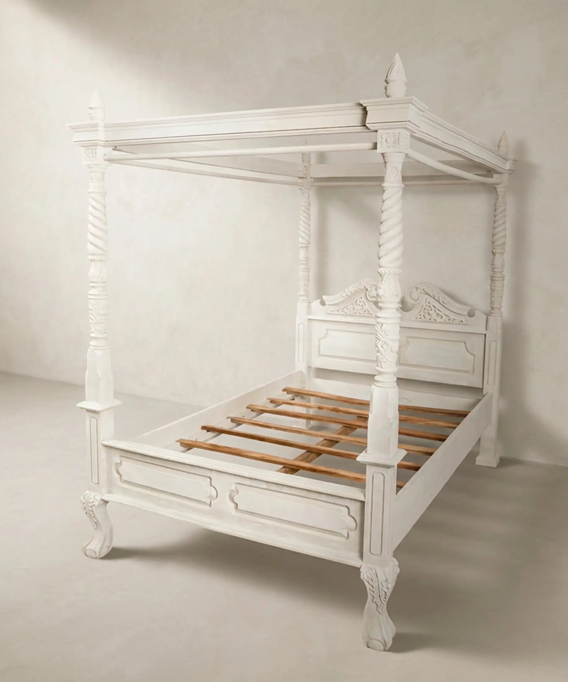 Cama con dosel de cuatro postes tallada en blanco decapado, vista en ángulo — Antique Arte y Decoración