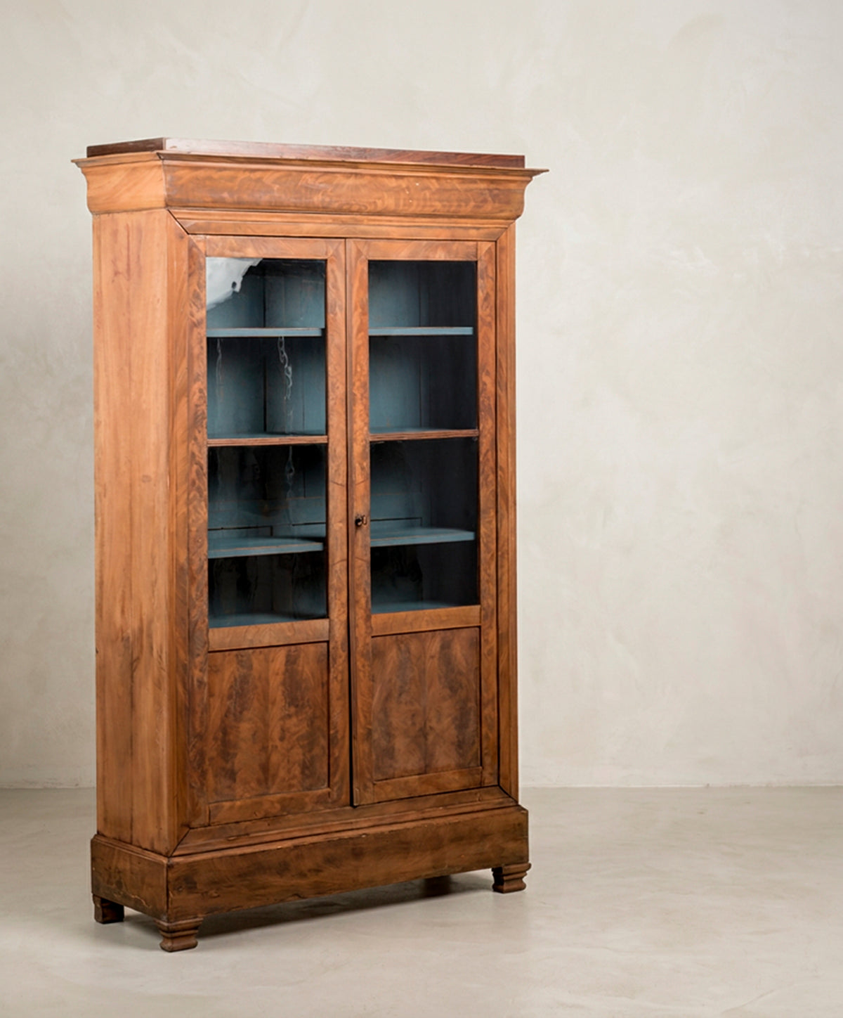 Vitrina Antigua de Caoba Flameada | Estilo Luis Felipe con Interior Azul