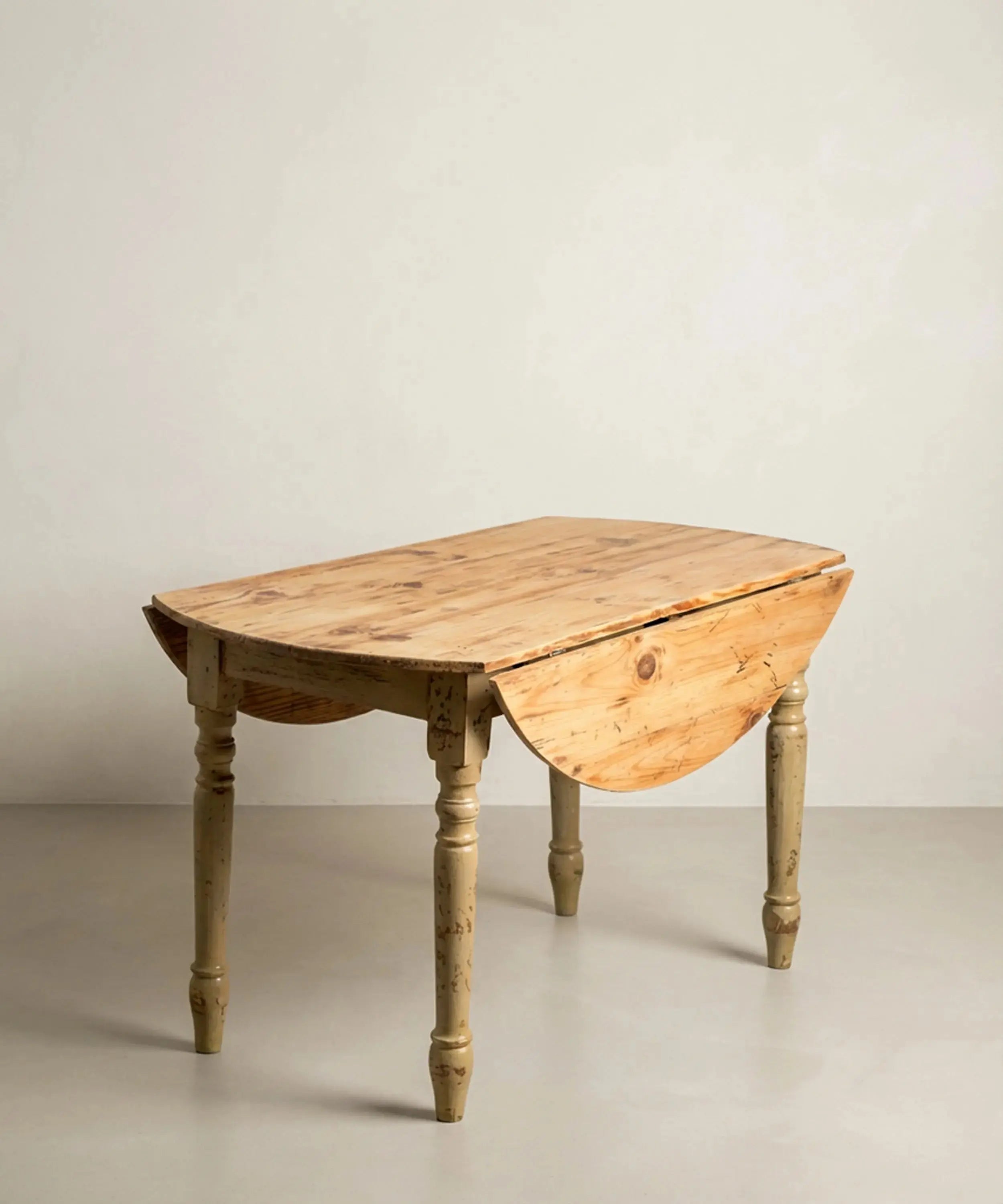 Mesa consola plegable vintage con tablero de madera y patas torneadas pintadas en decapé.