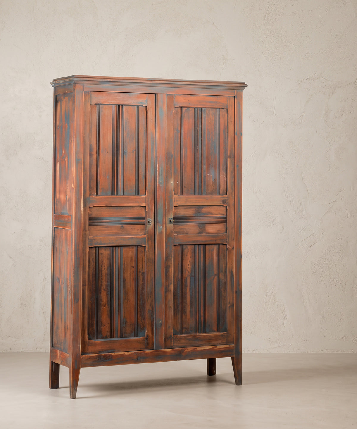 Armario vintage de pino vista lateral izquierda con costado de dos paneles — Antique Arte y Decoración