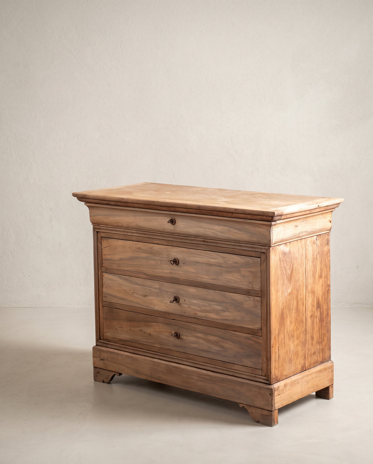 Cómoda francesa Luis Felipe vista lateral derecha, pies recortados y zócalo — Antique Arte y Decoración