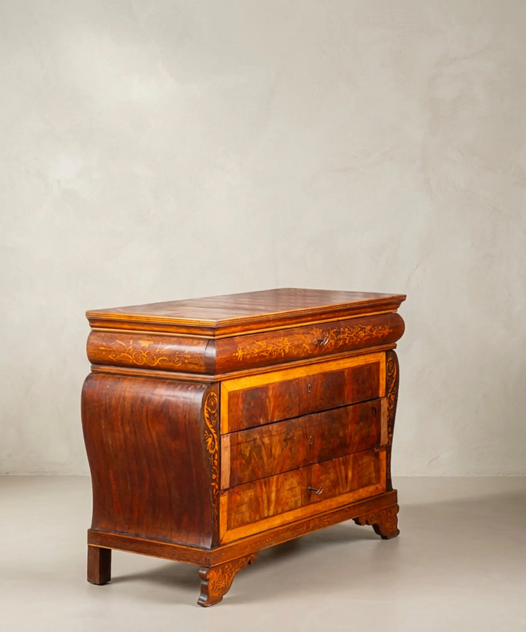 Cómoda isabelina siglo XIX vista tres cuartos con chapa flameada — Antique Arte y Decoración