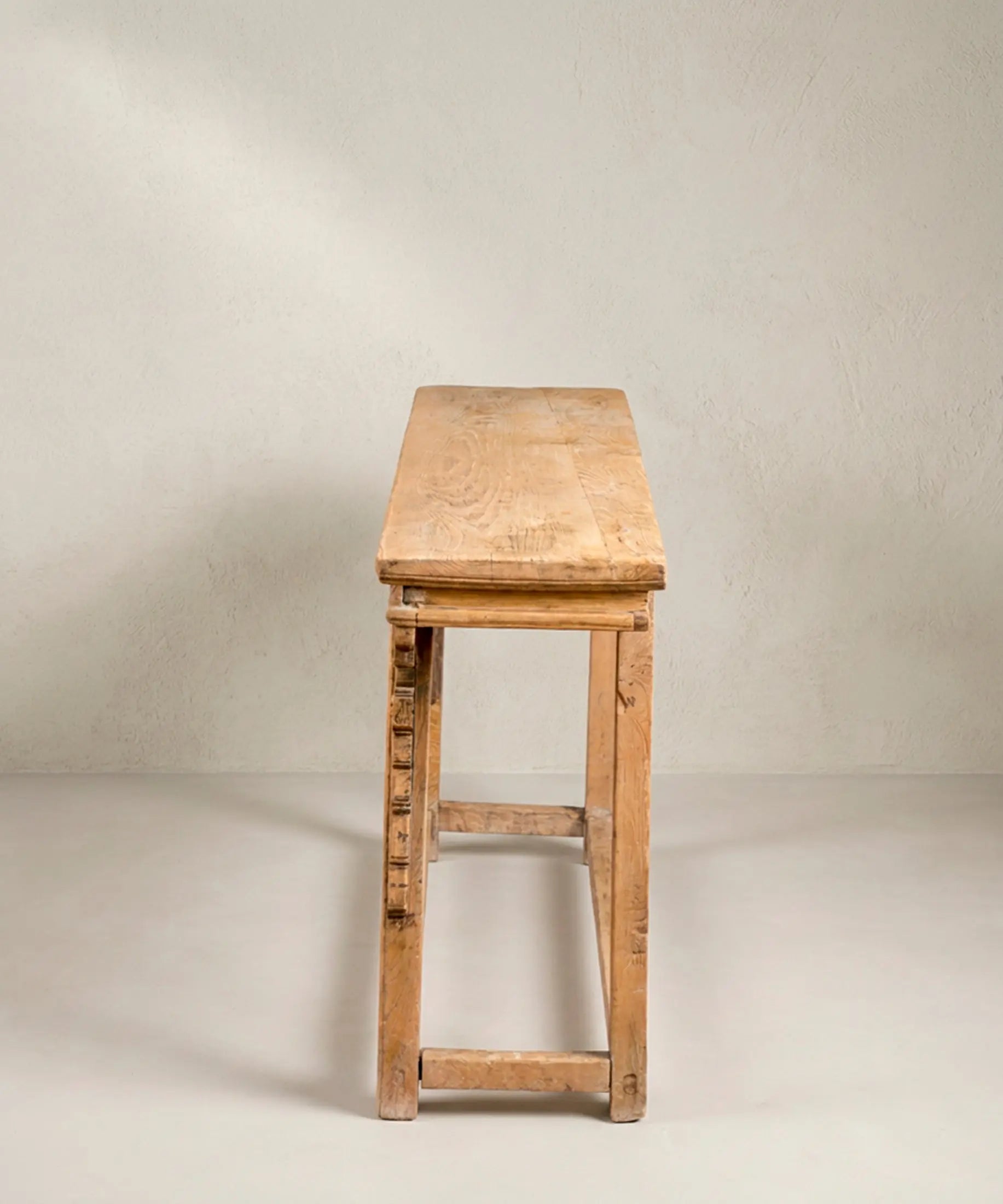 Consola china de olmo vista lateral, fondo estrecho y largueros de refuerzo — Antique Arte y Decoración